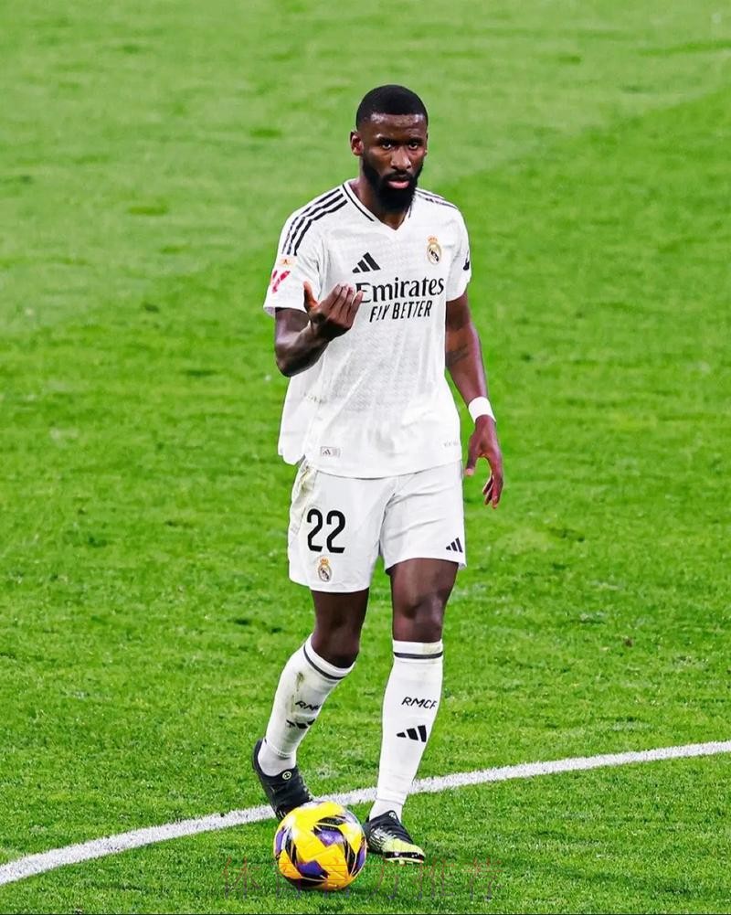 世体:吕迪格首发位置难保 阿隆索首选是赫伊森 世体:吕迪格首发位置难保 阿隆索首选是赫伊森